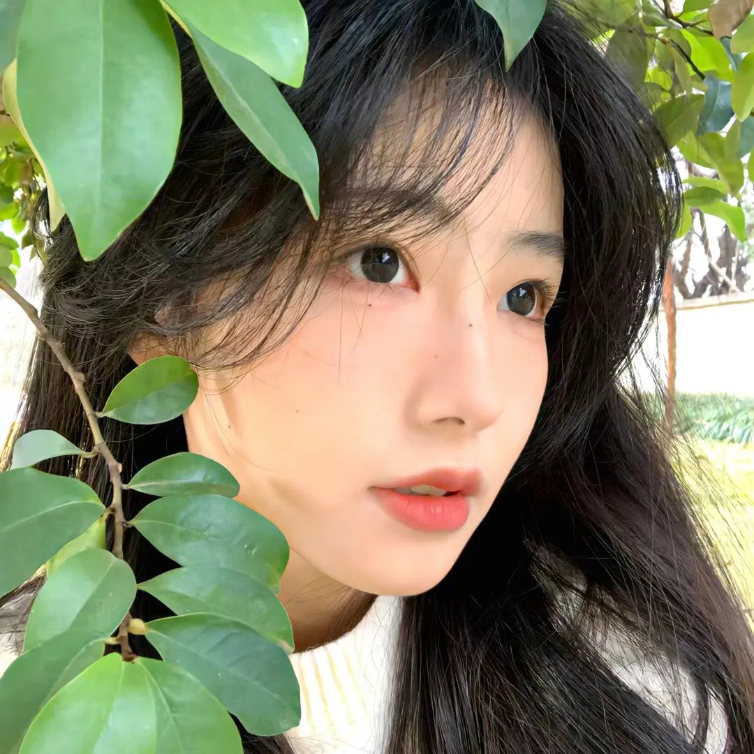 葡萄架下的女神
